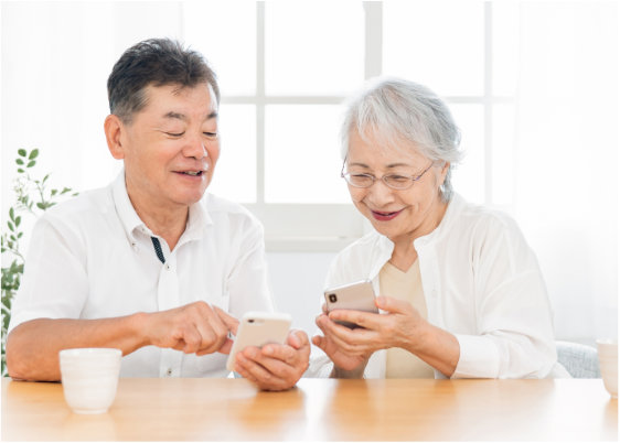 LINEで買取の申し込みをする夫婦