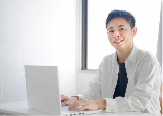 パソコンのメールで買取の申し込みをする男性