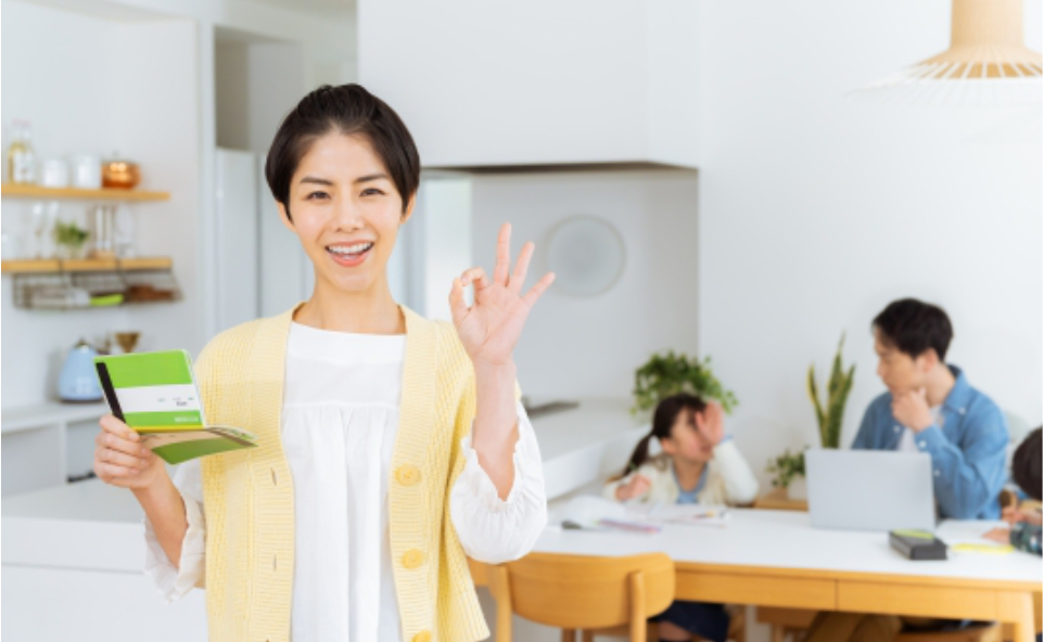 通帳を片手に満足な表情の女性