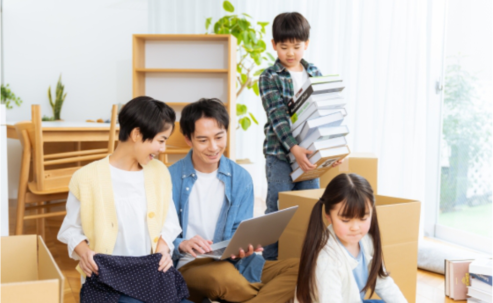 引っ越しの準備をする家族