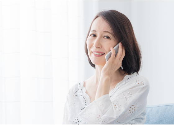 買取の電話をする女性