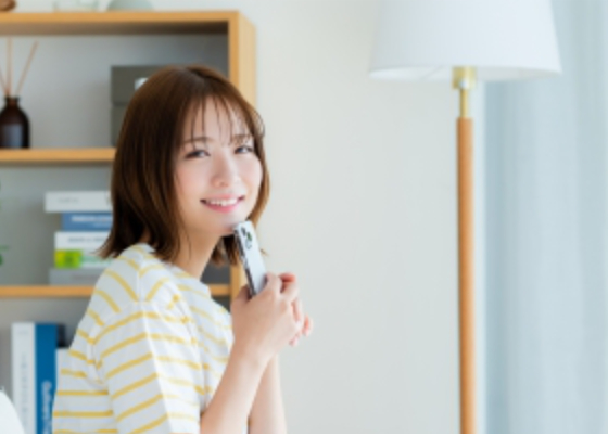 スマホでLINEともだち登録する女性