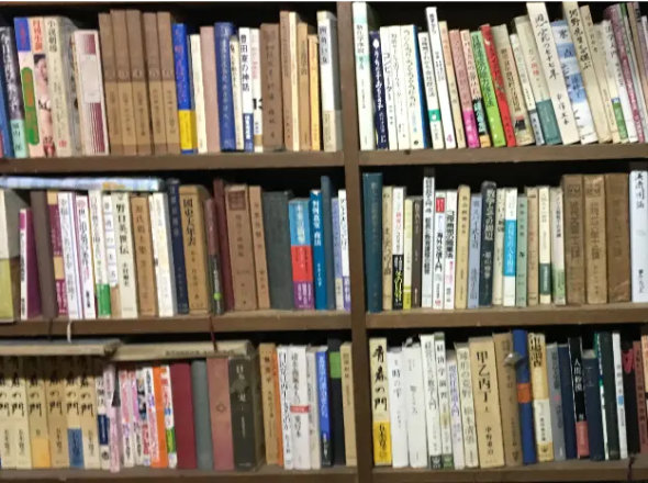 本棚にはいったまま撮影された本