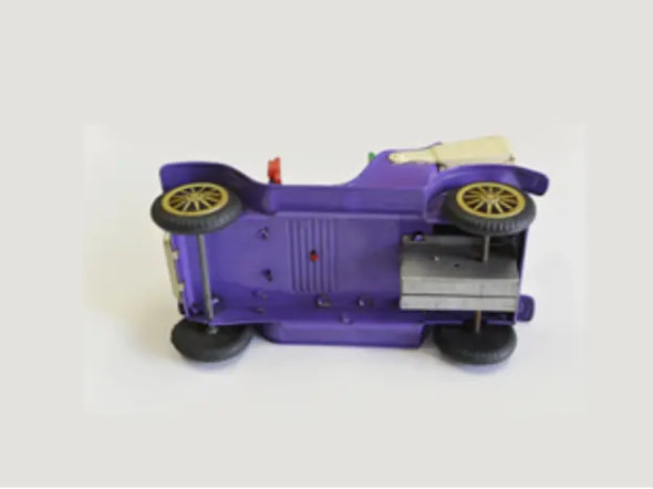 ひっくりかえして刻印が見えるように撮影したブリキの玩具