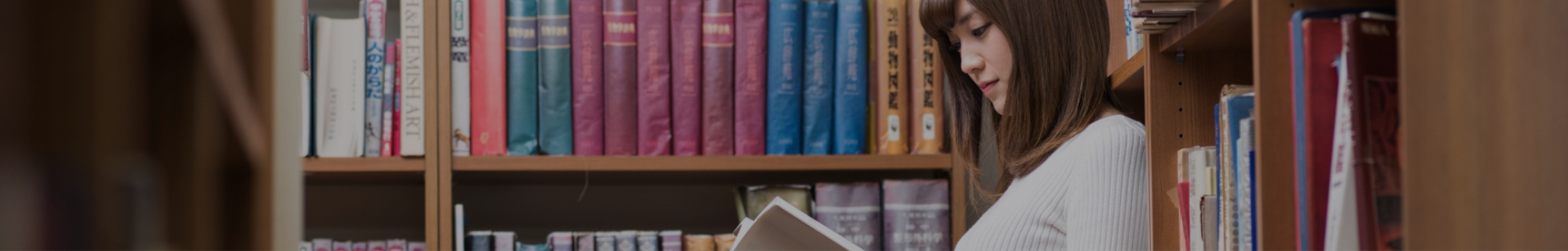 スマホでLINEを使う女性