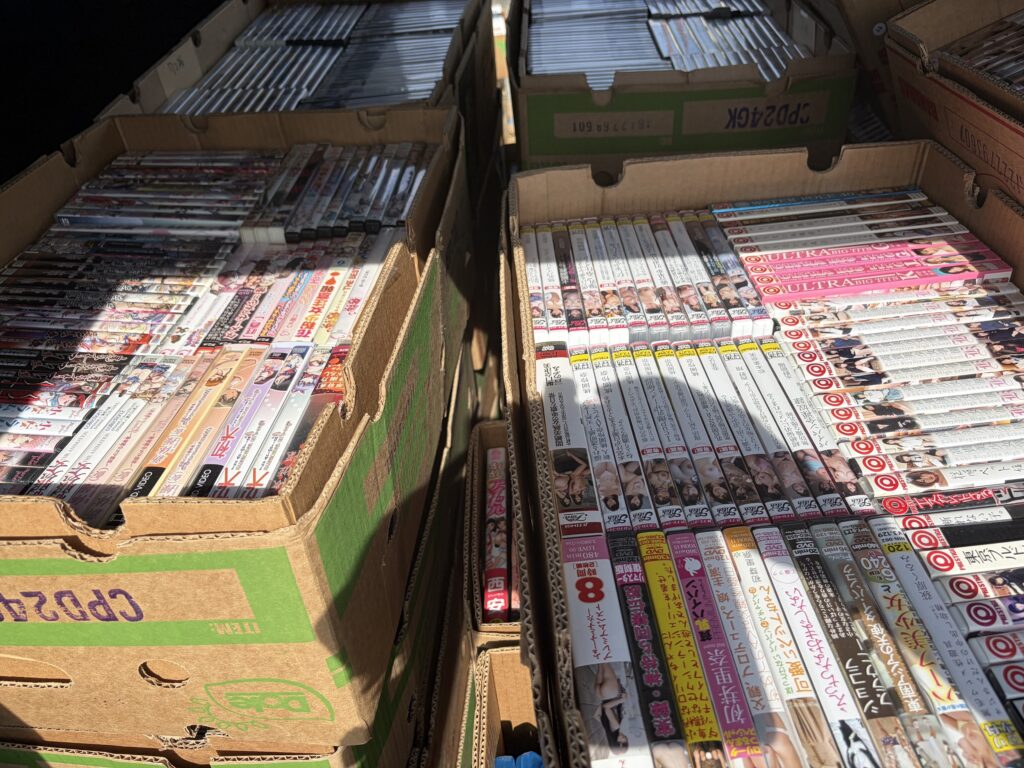 市場出品前に整理したアダルトDVD