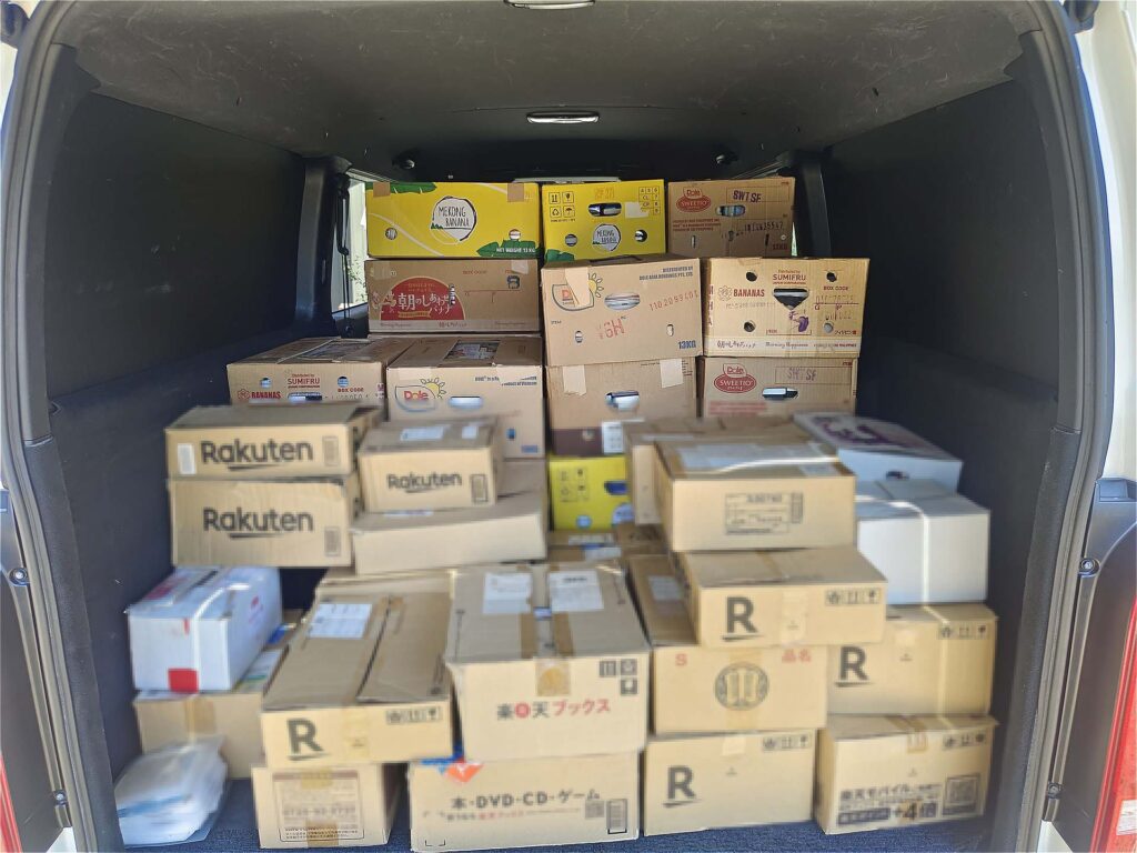 出張買取したDVDを積み込んだ荷室